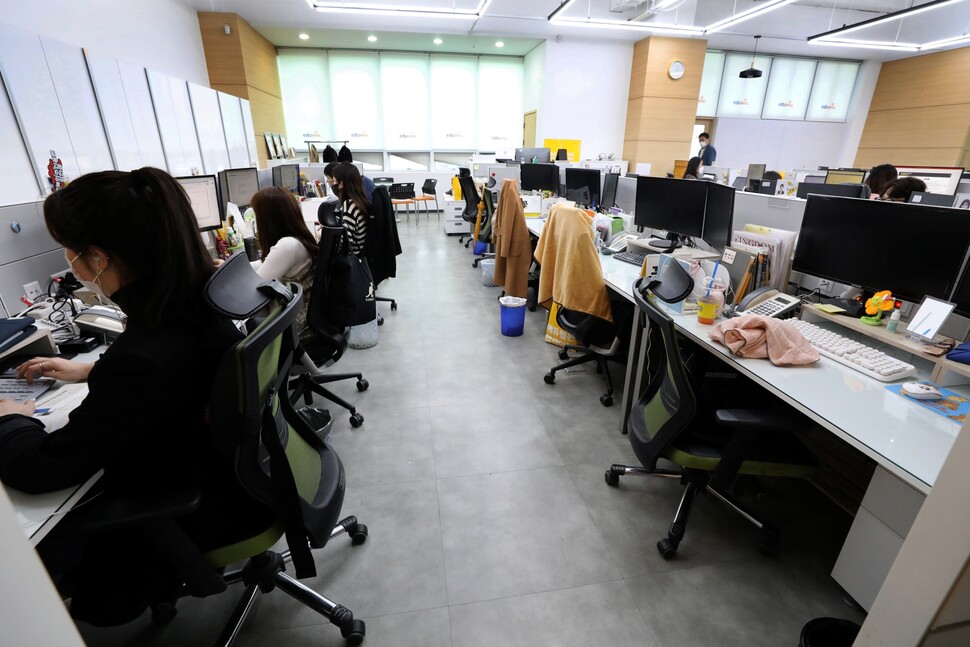 2021년 4월15일 방문한 서울 구로구 에듀윌 본사 사무실. 주말을 제외하고 주중 하루를 더 쉬는 ‘드림데이’를 사용한 직원이 많아 업무 공간의 절반이 비어 있다. 류우종 기자