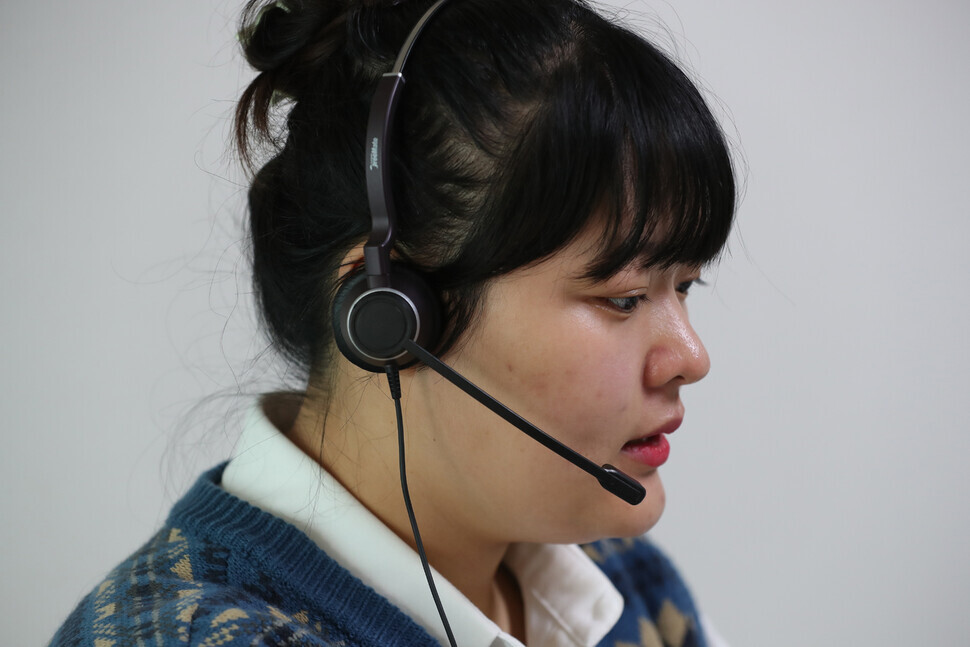 Kim Seul-gi, a 28-year old suicide hotline counselor for the crisis response counseling team at the Health & Welfare Call Center, receives a call from a caller. Kim, who is pregnant, has been working remotely from home. (Park Jong-shik/The Hankyoreh)