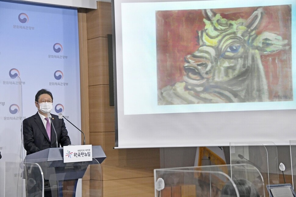 South Korean Culture, Sports and Tourism Minister Hwang Hee speaks during a press briefing at the government complex in Seoul on Wednesday on the artwork in late Lee Kun-hee's private collection, which will be donated to the National Museum of Modern and Contemporary Art and several other art museums. (Yonhap News)