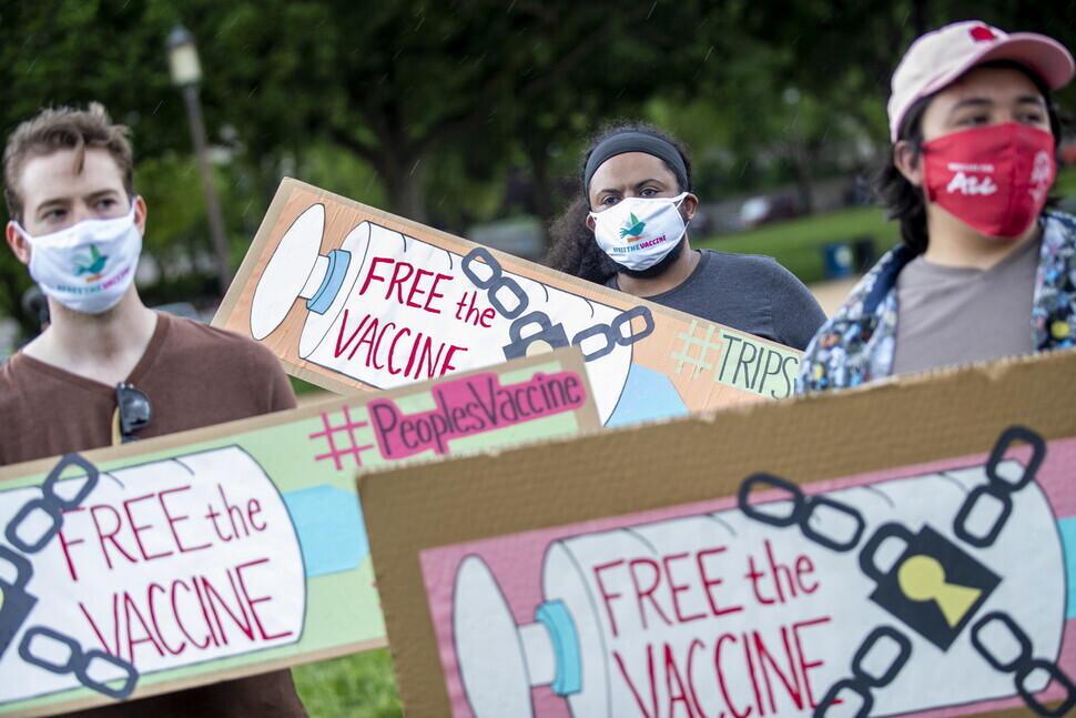 Protesters hold signs reading “Free the Vaccine” to call for waiving patents for COVID-19 vaccines in front of the National Mall in Washington on Wednesday. (EPA/Yonhap News)