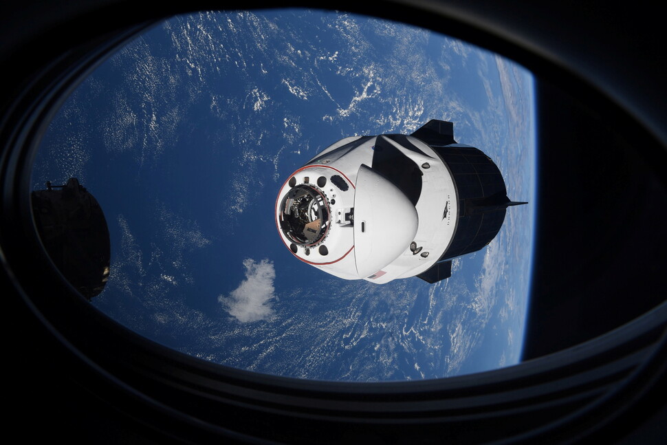 2021년 4월24일, 미국 우주기업 스페이스X의 우주선 ‘크루 드래건’의 탑승 캡슐인 인데버호가 우주인 4명을 태우고 국제우주정거장에 도킹하기 위해 접근하고 있다. REUTERS
