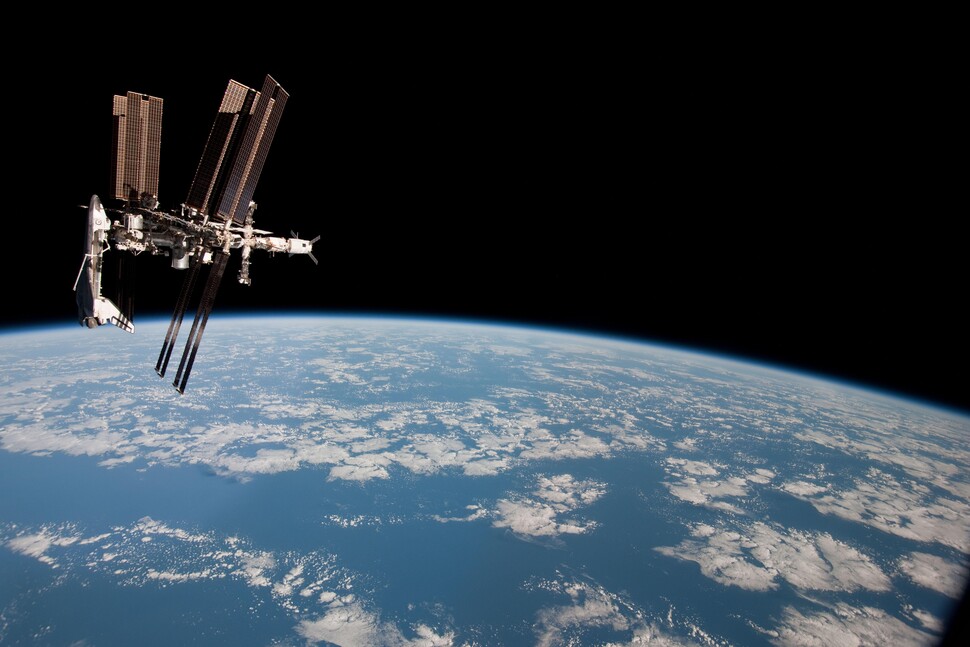 2011년 5월23일, 국제우주정거장에 미국 우주왕복선 인데버호(왼쪽)가 도킹(결합)한 모습을 러시아 우주선 소유즈호의 비행사가 촬영했다. 당시 소유즈호에는 러시아, 미국, 이탈리아의 우주비행사 3명이 탑승했다. 미국항공우주국(NASA) 누리집 갈무리