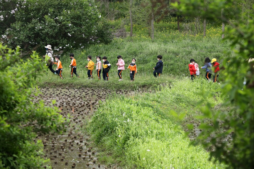 인천 남동구 장수동 인천대공원 유아숲에서 다섯 살 어린이들이 유아숲지도사를 따라 논둑길을 걷고 있다.
