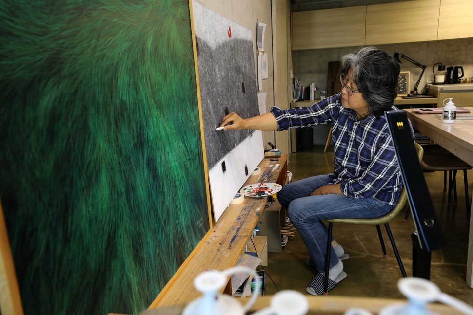 정 교사가 인천 영종도 자신의 집 작업실에서 그림을 그리고 있다.
