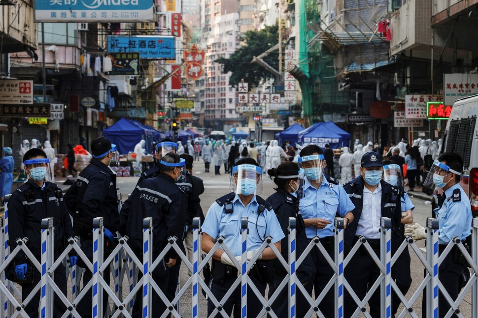 2021년 1월 홍콩의 조던 주택가의 한 진입로에서 경찰이 코로나19 확산을 막기 위해 도로를 봉쇄하고 있다. REUTERS