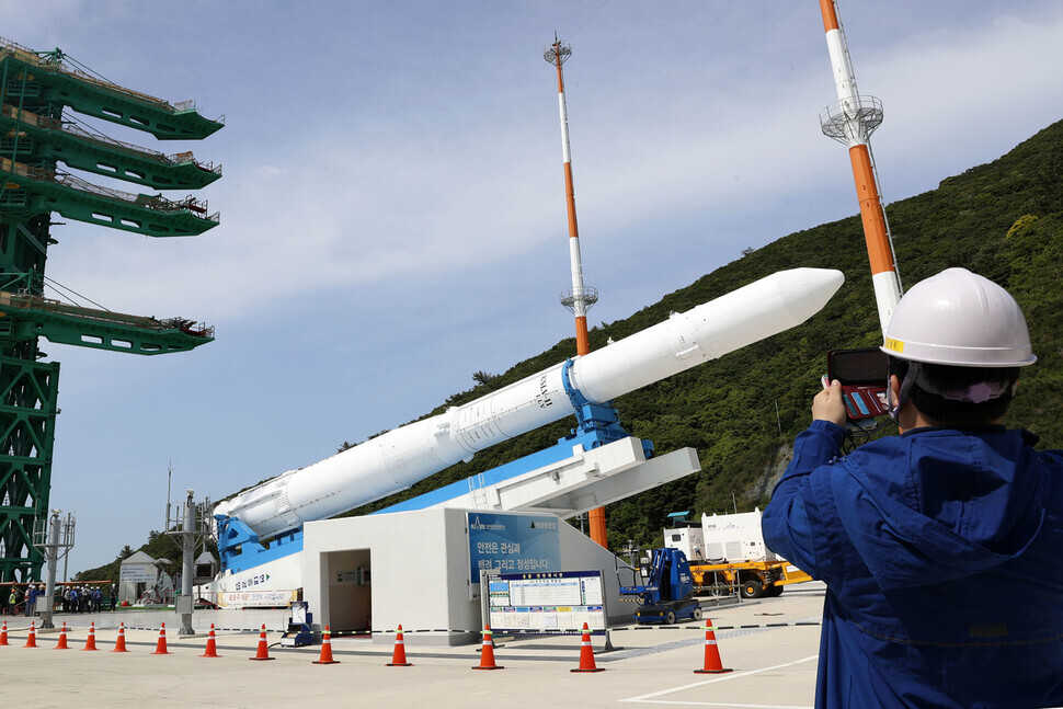 An assembled qualification model of the Nuri arrives at the No. 2 launch pad at the Naro Space Center in Goheung, South Jeolla Province, on Tuesday. (Kim Hye-yun/The Hankyoreh)