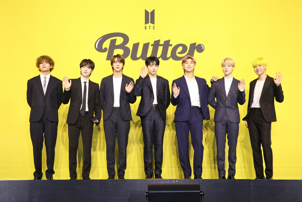 방탄소년단의 뷔(왼쪽부터), 슈가, 진, 정국, RM, 지민, 제이홉이 지난 5월21일 서울 올림픽공원에서 열린 새 디지털 싱글 ‘버터’ 발매 기념 글로벌 기자간담회에 참석해 포즈를 취하고 있다. 빅히트뮤직 제공