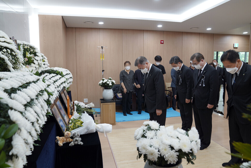 South Korea President Moon Jae-in pays tribute Sunday to the Air Force master sergeant who died by suicide after being sexually assaulted by a fellow service member, at the memorial for the sergeant. (Yonhap News)