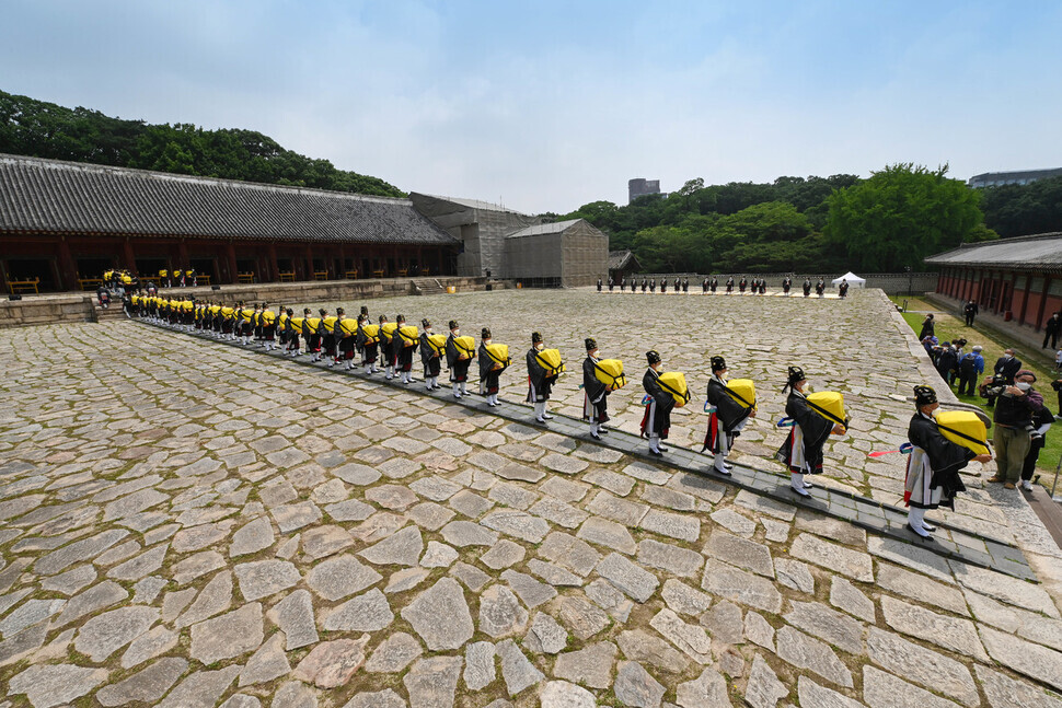 Members of the Jongmyo Rites Preservation Society carry memorial tablets from Jongmyo to Changdeok Palace on Saturday. (provided by the Cultural Heritage Administration)