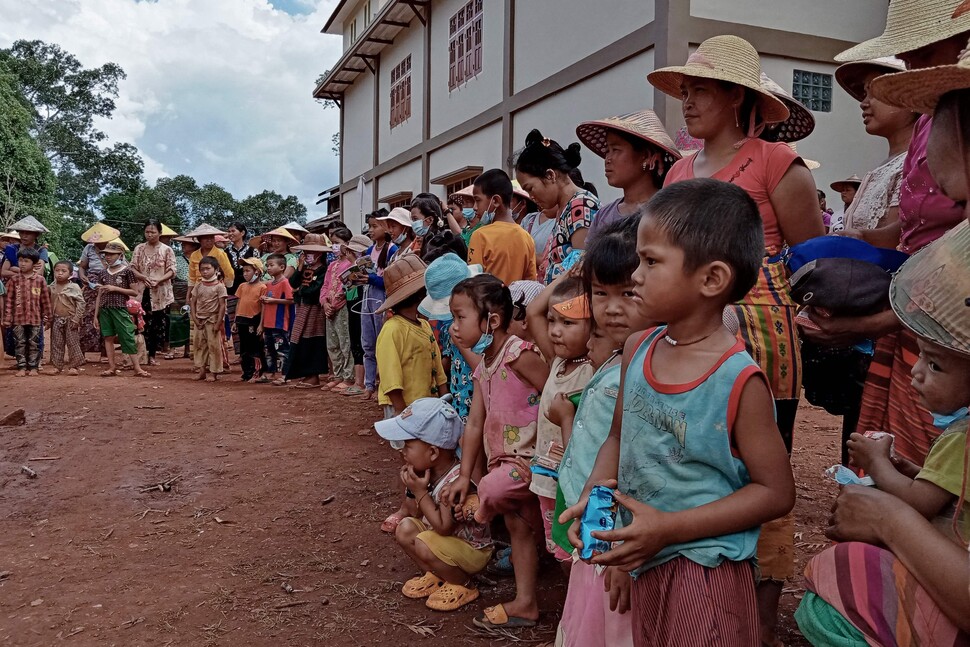 샨주 남란 마을 수도원으로 피란을 온 어린이와 시민들이 5월25일 자원봉사자들이 나눠줄 음식을 기다리고 있다.