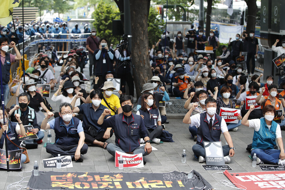 A joint memorial service for the victims of workplace accidents and disasters takes place on Saturday in front of the Seoul Regional Employment and Labor Office. (Lee Jeong-a/The Hankyoreh)