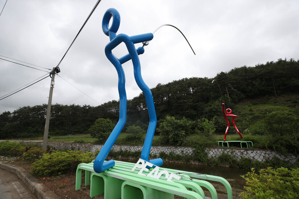 “One Heart,” a sculpture of “fishing for peace,” by Choi Moon-su (Baek So-ah/The Hankyoreh)