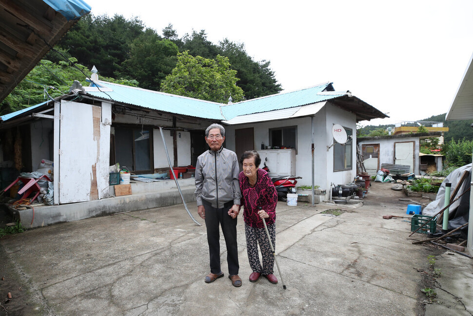 Hong Pil-nyeo, a 94-year-old native of 38 Peace Village, poses for a photo with her 92-year-old husband Lee Wan-san at their home in the village. (Baek So-ah/The Hankyoreh)