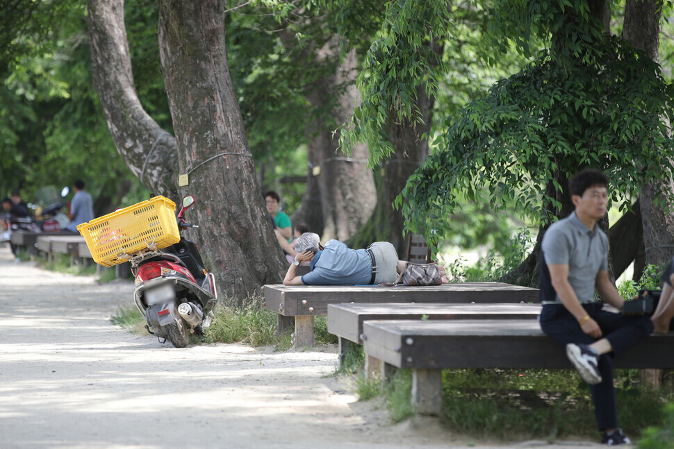 People stay in the shade at Gwanbangjerim Forest in Damyang County, South Jeolla Province, on Thursday when a heat advisory was issued for Damyang County. (Yonhap News)