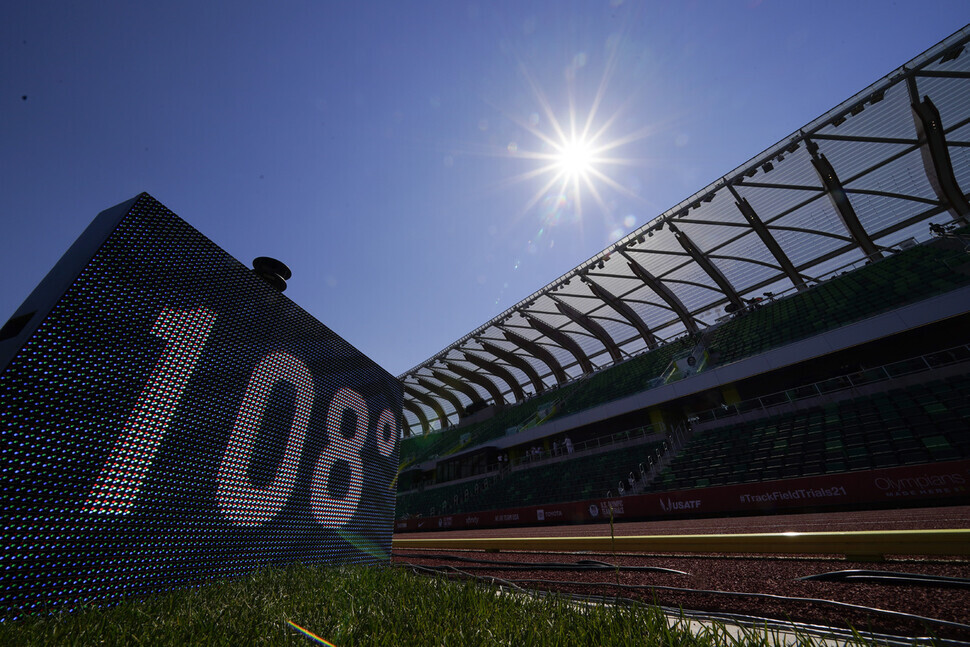 A sign displaying the current temperature is shown after events were postponed due to high heat at the US Olympic Track and Field Trials on June 27 in Eugene, Oregon. (Yonhap News)
