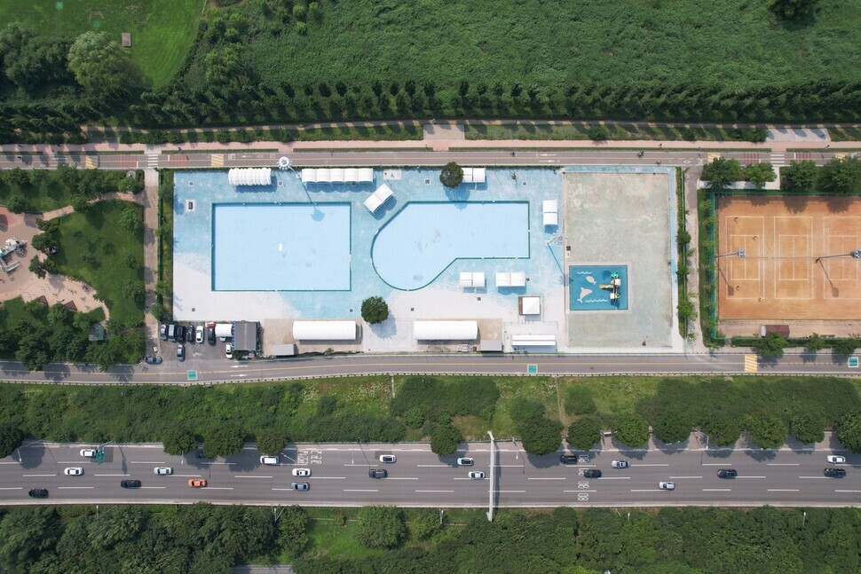 Swimming pool at Gwangnaru Han River Park (Park Jong-shik/The Hankyoreh)