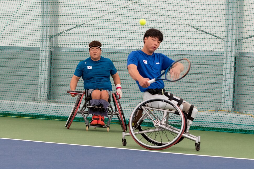 휠체어테니스 종목의 임호원(오른쪽)·오상호 선수가 복식경기를 하고 있다. 2018 자카르타 장애인아시안게임에서 은메달을 딴 임 선수는 도쿄에서도 메달을 노리고 있다.