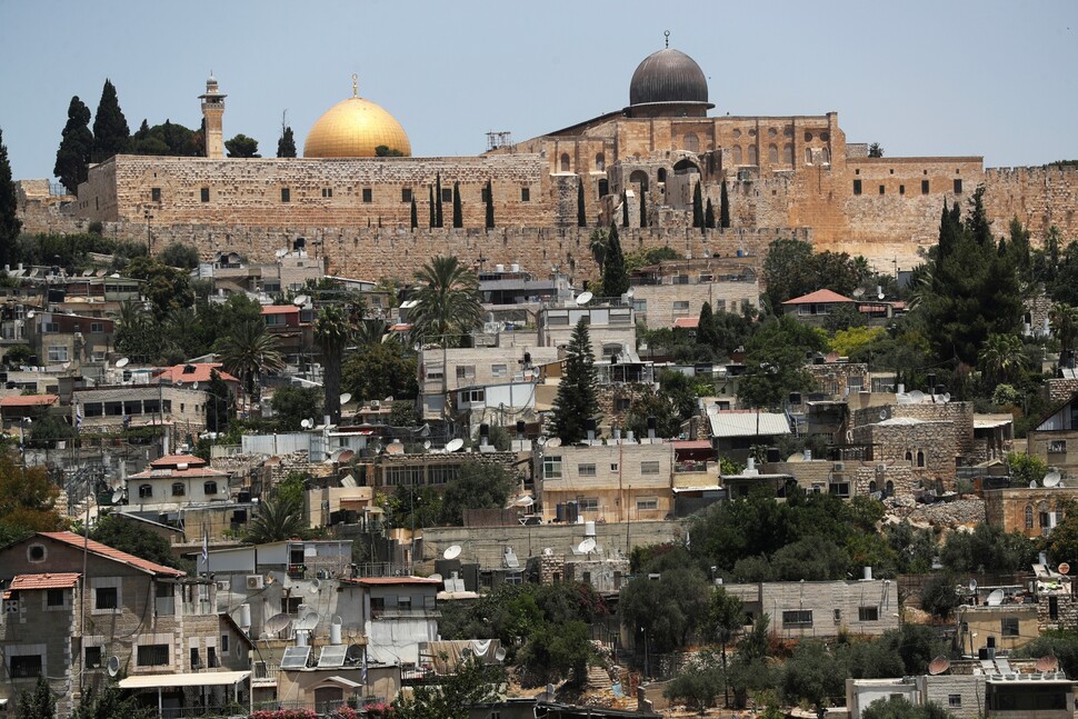 유대인과 모슬렘이 모두 신성한 장소로 여기는 동예루살렘의 성전산과 바위의 돔. REUTERS