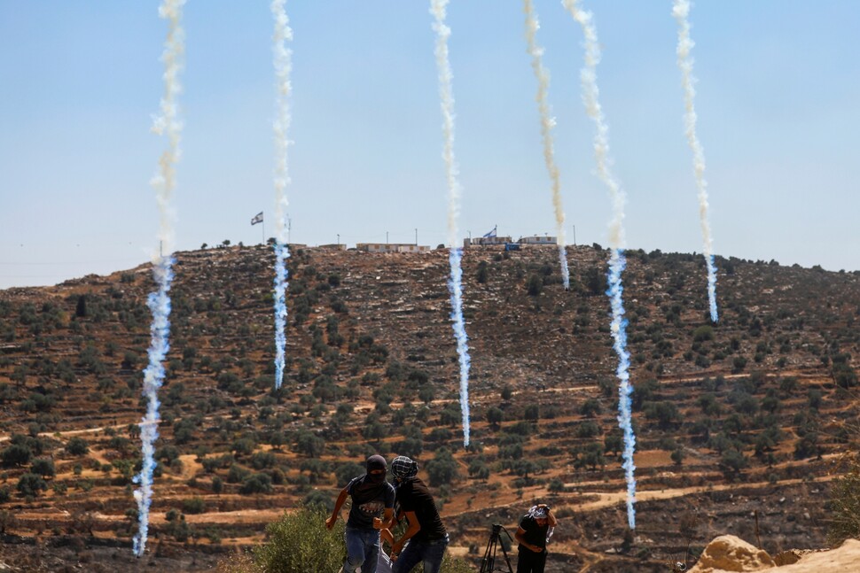 2021년 7월9일 요르단강 서안지구에서 이스라엘 무인기가 이스라엘 정착촌에 반대하는 팔레스타인 시위대를 해산하기 위해 최루탄을 떨어뜨리고 있다. REUTERS