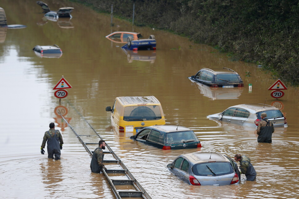 2021년 7월17일 독일 메클렌부르크포어포메른 지역에 퍼부은 비로 도로가 물에 잠겨 침수된 차로 가득하다. REUTERS