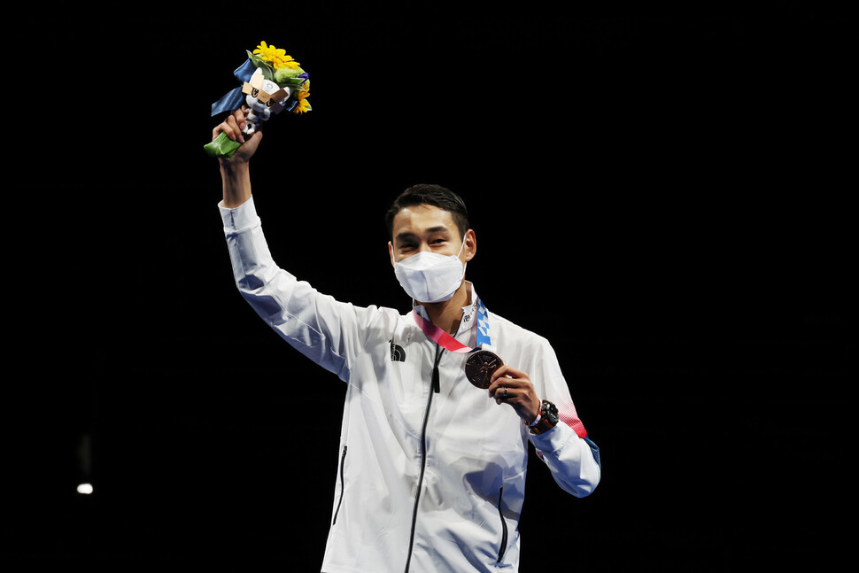 펜싱 남자 국가대표 김정환이 지난 24일 저녁 일본 지바 마쿠하리 메세 홀에서 열린 시상식에서 동메달을 들어 보이고 있다. 지바/올림픽사진공동취재단