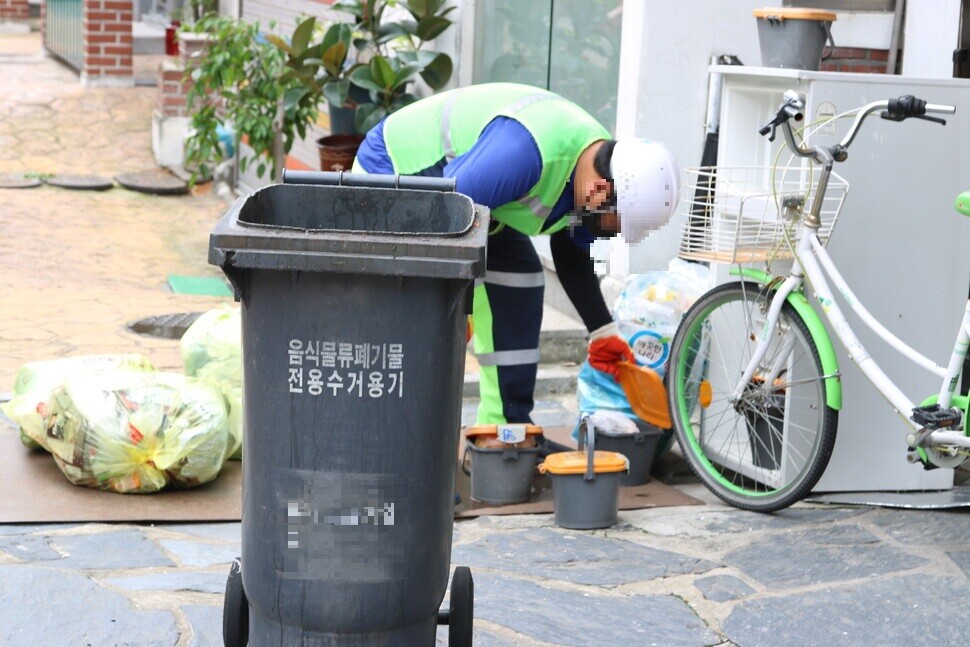 서울 도봉구 도봉1동 단독주택 단지의 음식물쓰레기를 ㄱ업체 홍아무개씨가 수거하고 있다.