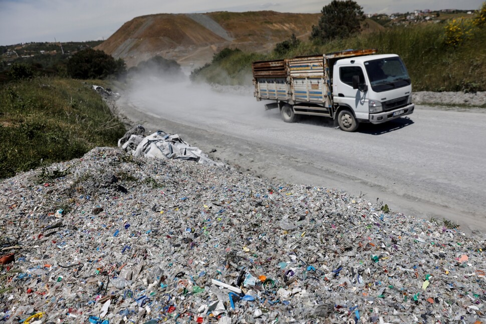 터키 정부가 환경 보전을 이유로 에틸렌 폴리머 플라스틱 폐기물 수입을 전면 금지한 직후인 2021년 5월20일, 이스탄불 알리베이쾨이댐 근처 도로변에 버려진 플라스틱 쓰레기 모습. REUTERS