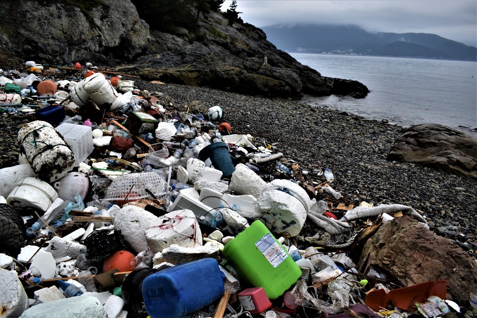경남 거제시 남부면 갈곶리에 쌓인 해양쓰레기.