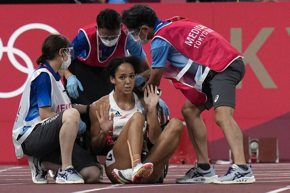 카타리나 존슨-톰프슨(영국)은 육상 여자 7종 경기 중 200ｍ 커브를 돌다 종아리 통증으로 쓰러진 뒤 휠체어를 거 부하고 결승선을 걸어서 완주했다. AP/연합뉴스