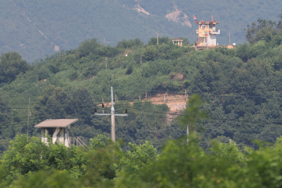 A South Korean guard post, left, and a North Korean guard post in Paju, Gyeonggi Province, are pictured on Tuesday. (Yonhap News)