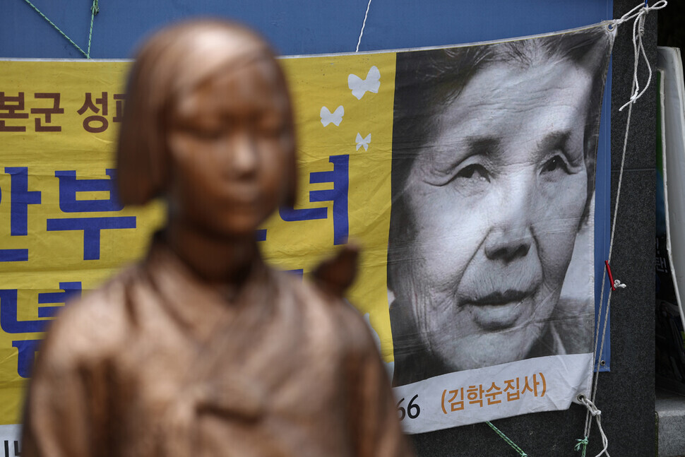 Kim Hak-sun, the comfort woman survivor who shared the first open testimony about military sexual slavery by Japan, is seen on a banner hung at the 1,504th Wednesday demonstration in front of the former Japanese Embassy in Seoul to commemorate the 30th anniversary of her the testimony. (Lee Jong-keun/The Hankyoreh)