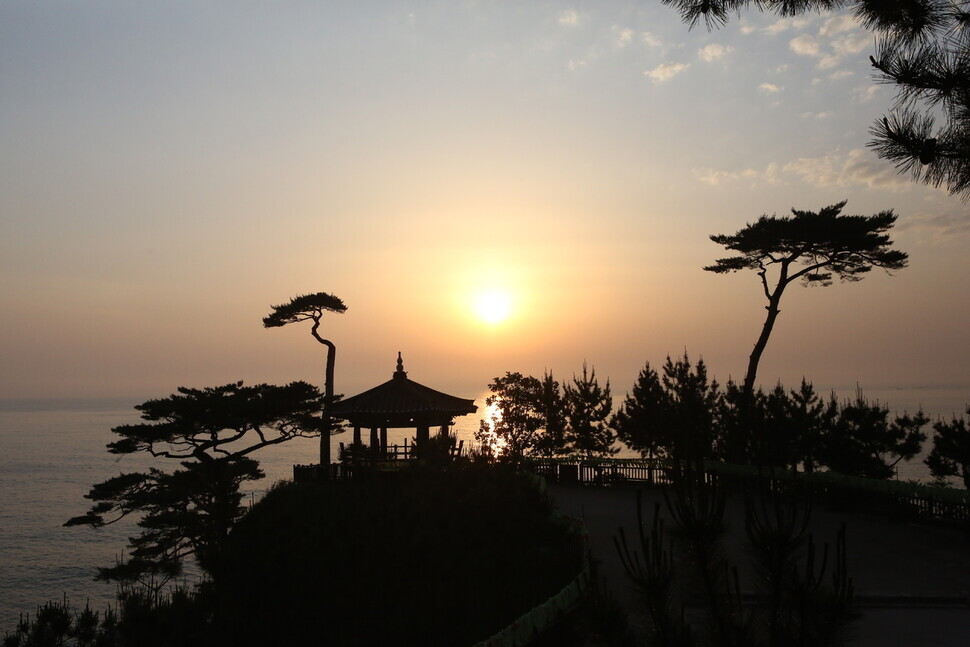 For views of the ocean, I recommend the Uisang Pavilion, a well-known sunrise lookout. (Her Yun-hee/The Hankyoreh)