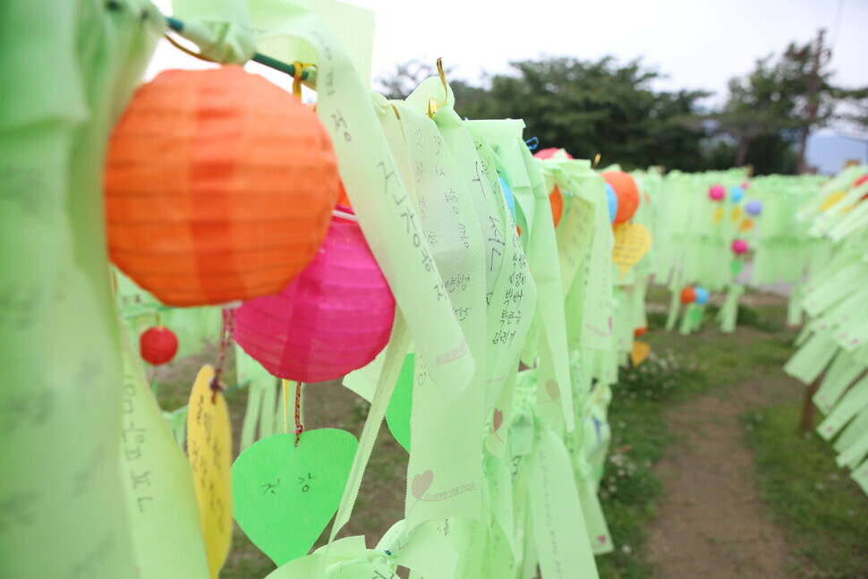 Messages are attached on paper lanterns at Naksan Temple in Yangyang, Gangwon Province. (Her Yun-hee/The Hankyoreh)