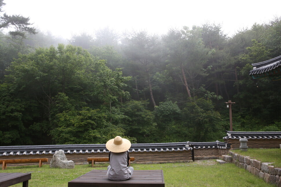 There are plenty of places around Naksan to zone out. There’s a large wooden platform in front of the dormitory that’s perfect for gazing out upon the woods. (Her Yun-hee/The Hankyoreh)