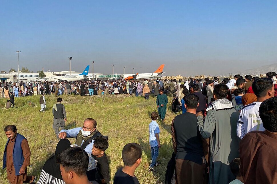 Hundreds of people crowd the international airport in Kabul, Afghanistan, on Monday. (AFP/Yonhap News)