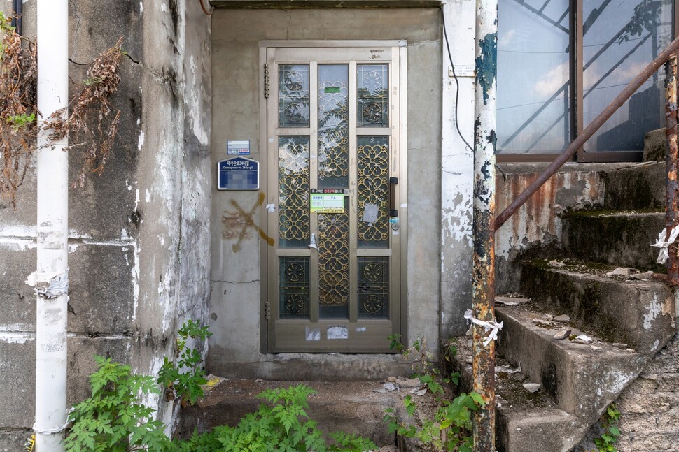 서울 용산구 재개발 예정 지역인 한남3구역의 빈 집에 관리구역임을 알리는 표지가 붙어 있고 페인트로 ‘X’자가 새겨 있다. 박승화 기자