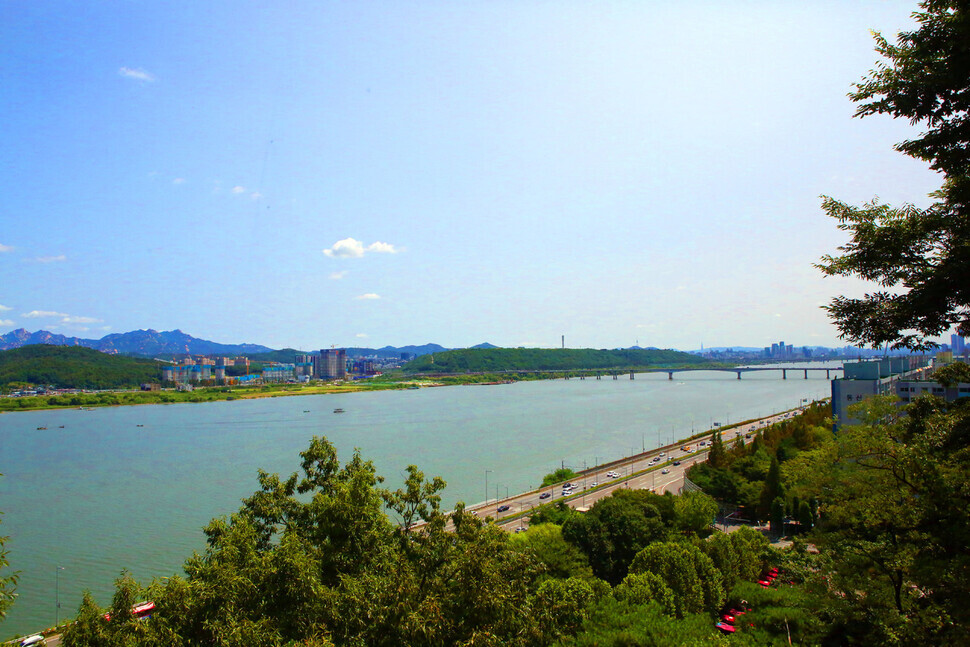 A view of the Han River from Soak Pavilion (Her Yun-hee/The Hankyoreh)