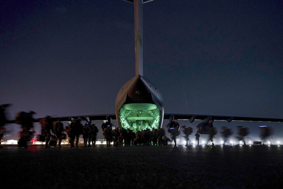 2021년 8월31일 밤(현지시각), 아프가니스탄 수도 카불의 국제공항에서 미국 공군의 C-17 수송기가 미국 군인과 아프간 현지인 군속 등을 태우고 아프간을 떠날 채비를 하고 있다. AP 연합뉴스