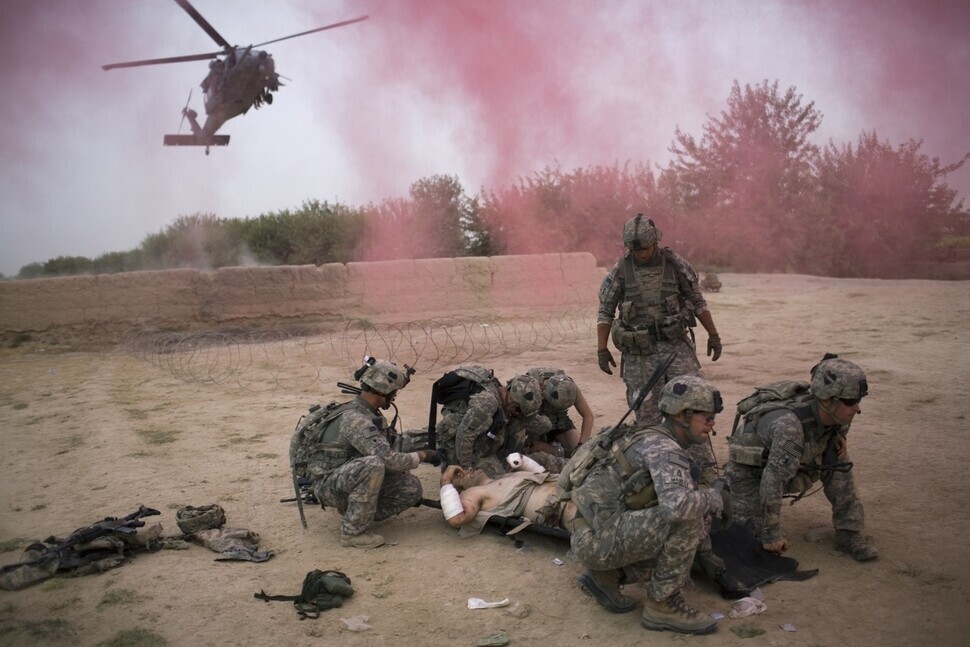 A US soldier who stepped on a landmine in Kandahar, Afghanistan, is being evacuated by his fellow service members on July 30, 2010. (AP/Yonhap News)