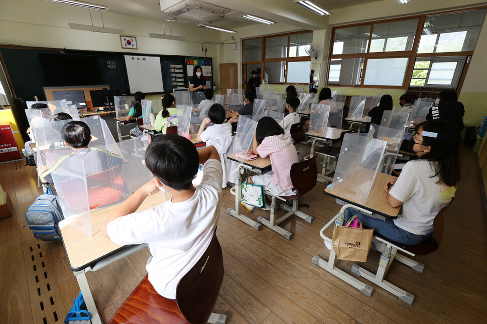 Students at an elementary school in Seoul prepare for class. (pool photo)