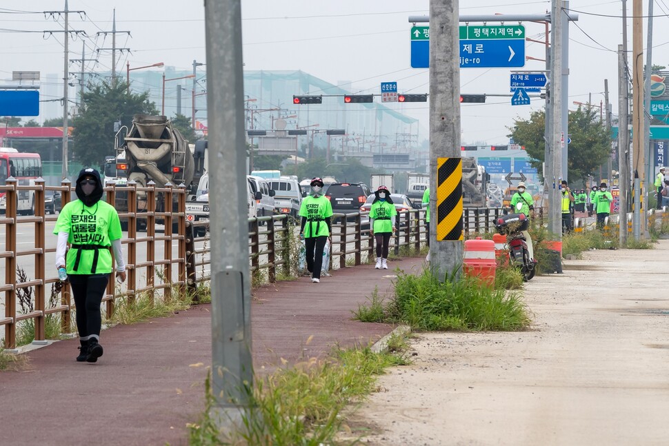 8월30일 경기도 평택에서 오산을 향하는 노동자들. 코로나19 방역 지침을 지키느라 거리를 둔 채 걷고 있다.