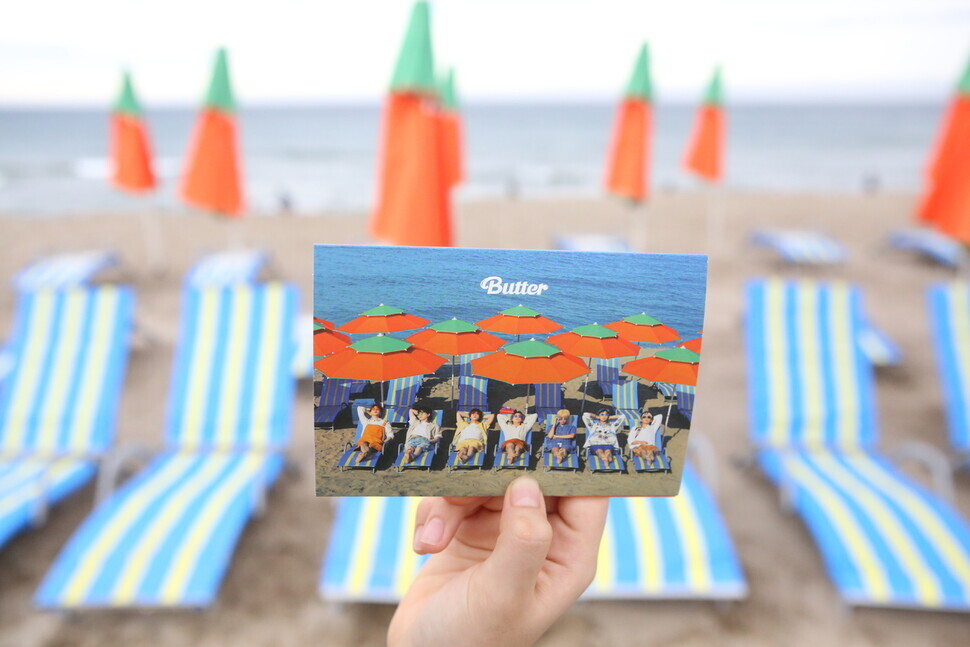 Seen here is the BTS photo zone at Maengbang Beach in Samcheok, Gangwon Province. Samcheok has recreated the props used in BTS’s photoshoot for “Butter.” (Her Yun-hee/The Hankyoreh)