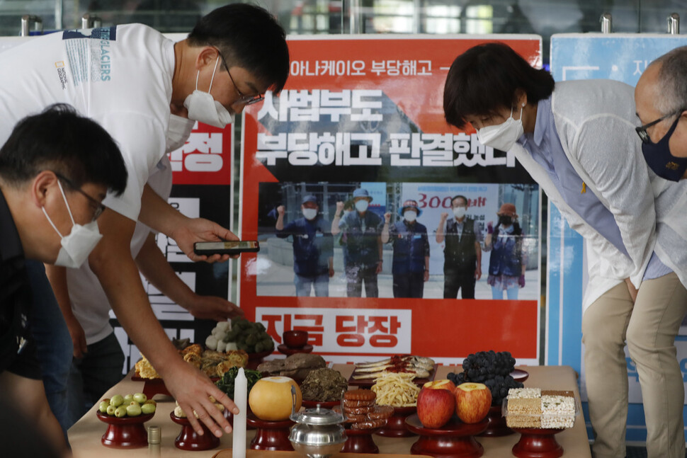 추석인 21일 서울 중구 장교동 서울고용노동청 앞에서 아시아나케이오 해고 노동자와 공공운수노조 등 조합원들이 차례상을 차리고 있다. 이정아 기자