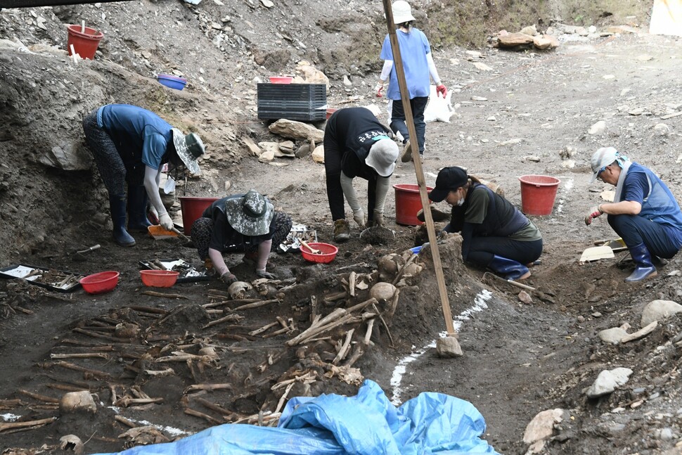 2021년 8월6일 대전 산내 학살 희생자 유해발굴단 연구원들이 골령골 현장에서 유해발굴 작업을 하고 있다. 발굴단 제공