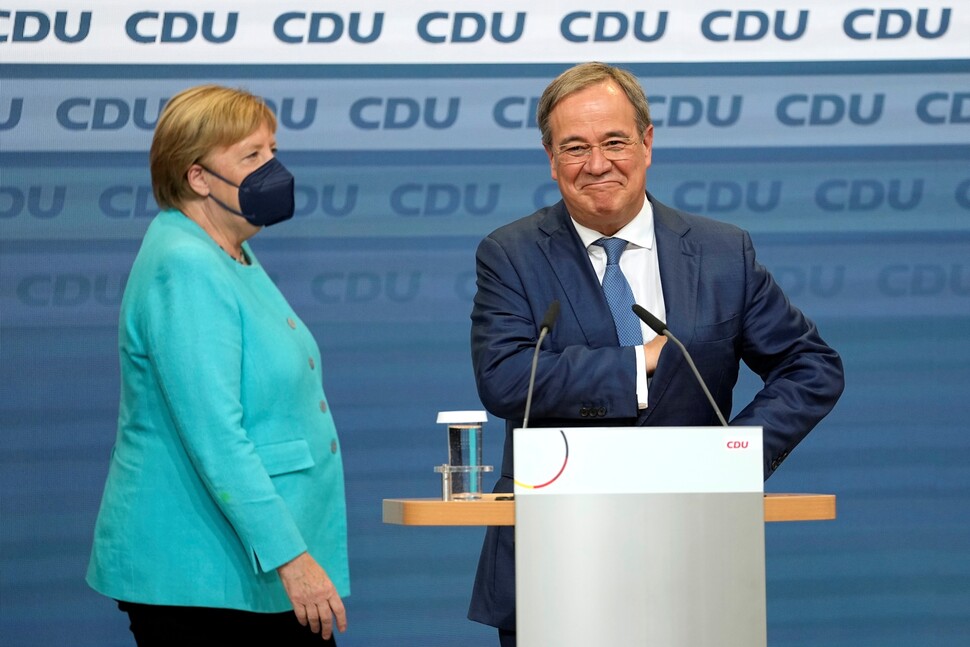 2021년 9월26일 독일 총선 투표가 치러지는 가운데, 베를린의 기민당 본부에서 앙겔라 메르켈 총리(왼쪽)가 아르민 라셰트 기민련 대표를 바라보고 있다. AP 연합뉴스