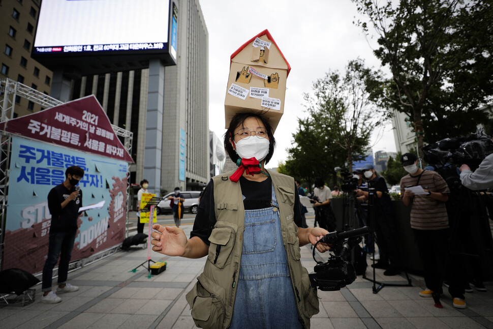 주거권 네트워크 등 시민사회단체 회원들이 4일 오후 ‘세계 주거의 날’을 맞아 서울시청 주변에서 강제퇴거 중단, 부동산 불로소득 철저 환수, 주거비 부담 인하 등을 요구하는 일인시위와 발언 행사를 하고 있다. 김명진 기자 littleprince@hani.co.kr