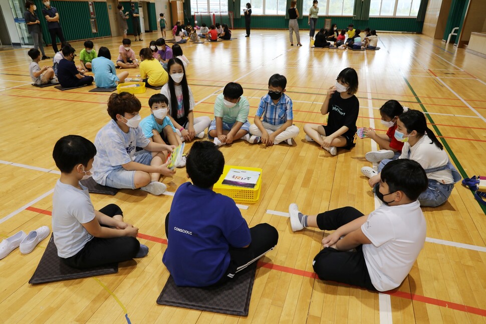 서삼초교 1학년 학생들이 대면 수업을 하고 있다. 뒷줄 오른쪽 학생이 서울에서 유학을 왔다.