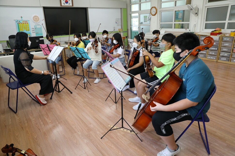 전남 구례군 산동면 중동초등학교 학생들이 방과후 수업으로 오케스트라 연주를 배우고 있다.
