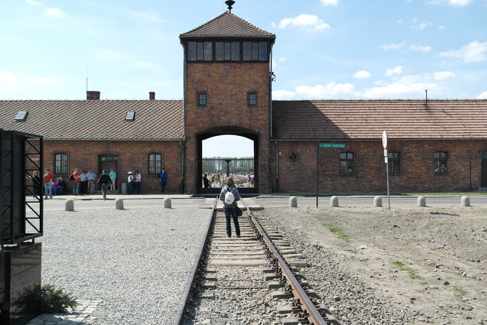 2015년 4월 폴란드 오시비엥침에 있는 나치 독일 시절 아우슈비츠 수용소를 방문객들이 둘러보고 있다. 조일준 선임기자 iljun@hani.co.kr