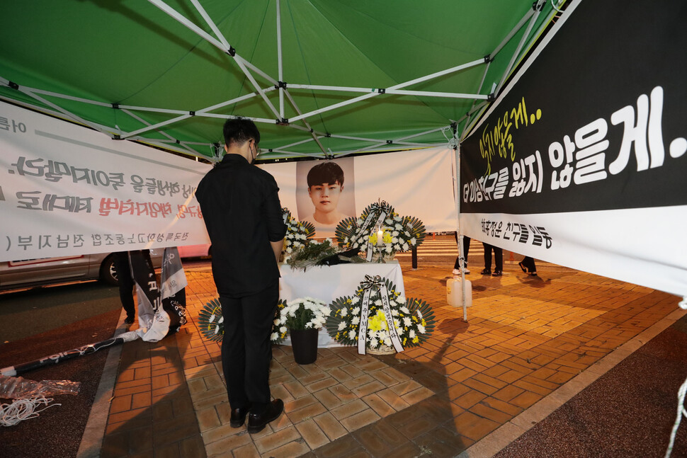 현장실습을 하다 숨진 특성화고 학생 홍정운(18)군의 추모 공간이 마련된 전남 여수시 웅천동 한 공원에서 10일 저녁 홍군의 학교 친구들이 추모를 하고 있다. 여수/김명진 기자 littleprince@hani.co.kr